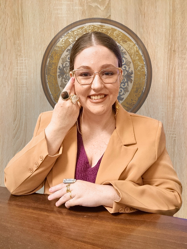 Maria dos Santos sentada